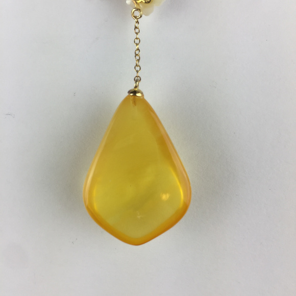 Beautiful Faux Amber with Pearl Flower necklace - Picture 8 of 8